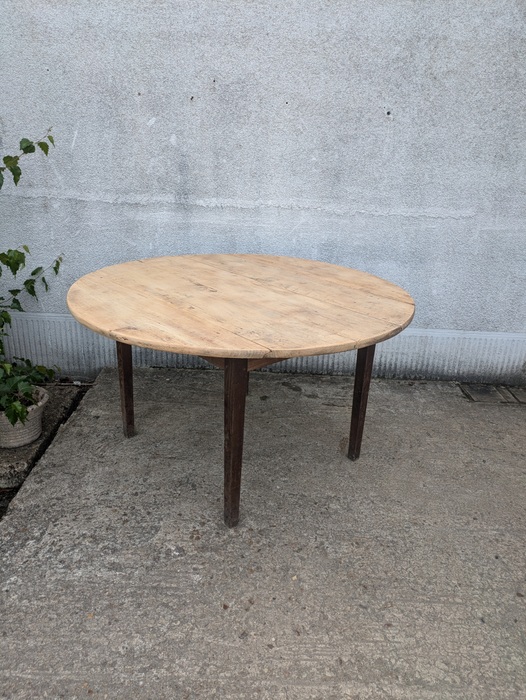 Table Ronde Ancienne - Dimensions 1m30 X 1m10 - Hauteur 0,70 - Occasion