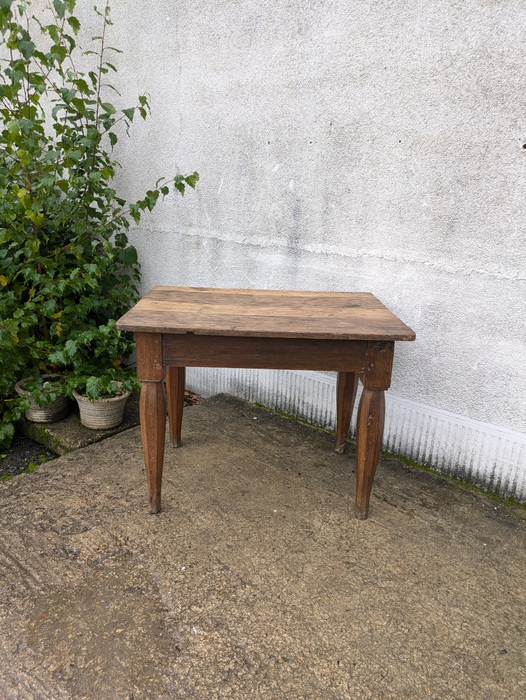 Ancienne petite table en bois sculptée