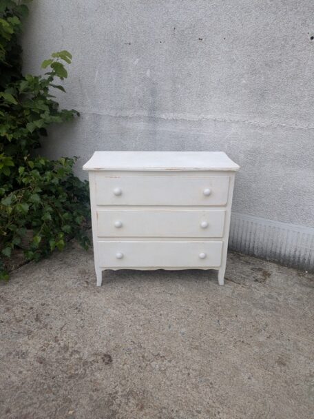 Commode patinée, brocante en ligne (1)