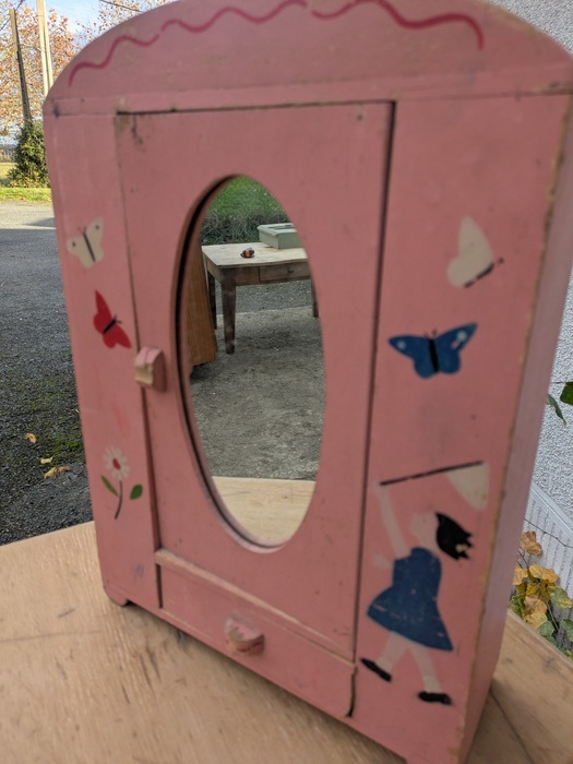 Adorable petite armoire de poupée à Ploemeur | Clasf jeux Adorable petite armoire de poupée à Ploemeur | Clasf jeux