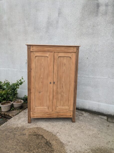 Armoire en bois naturel, brocante en ligne (1)